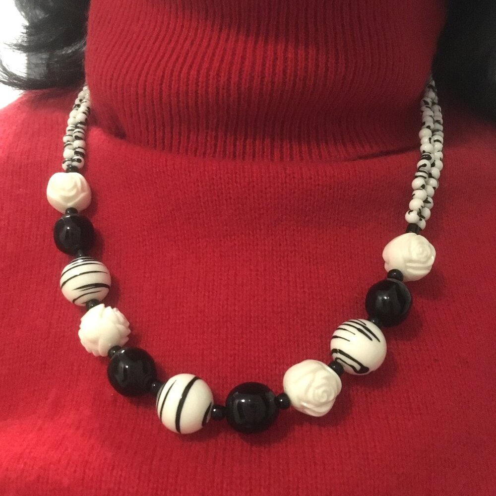 Reitman's costume jewelry black and white necklace